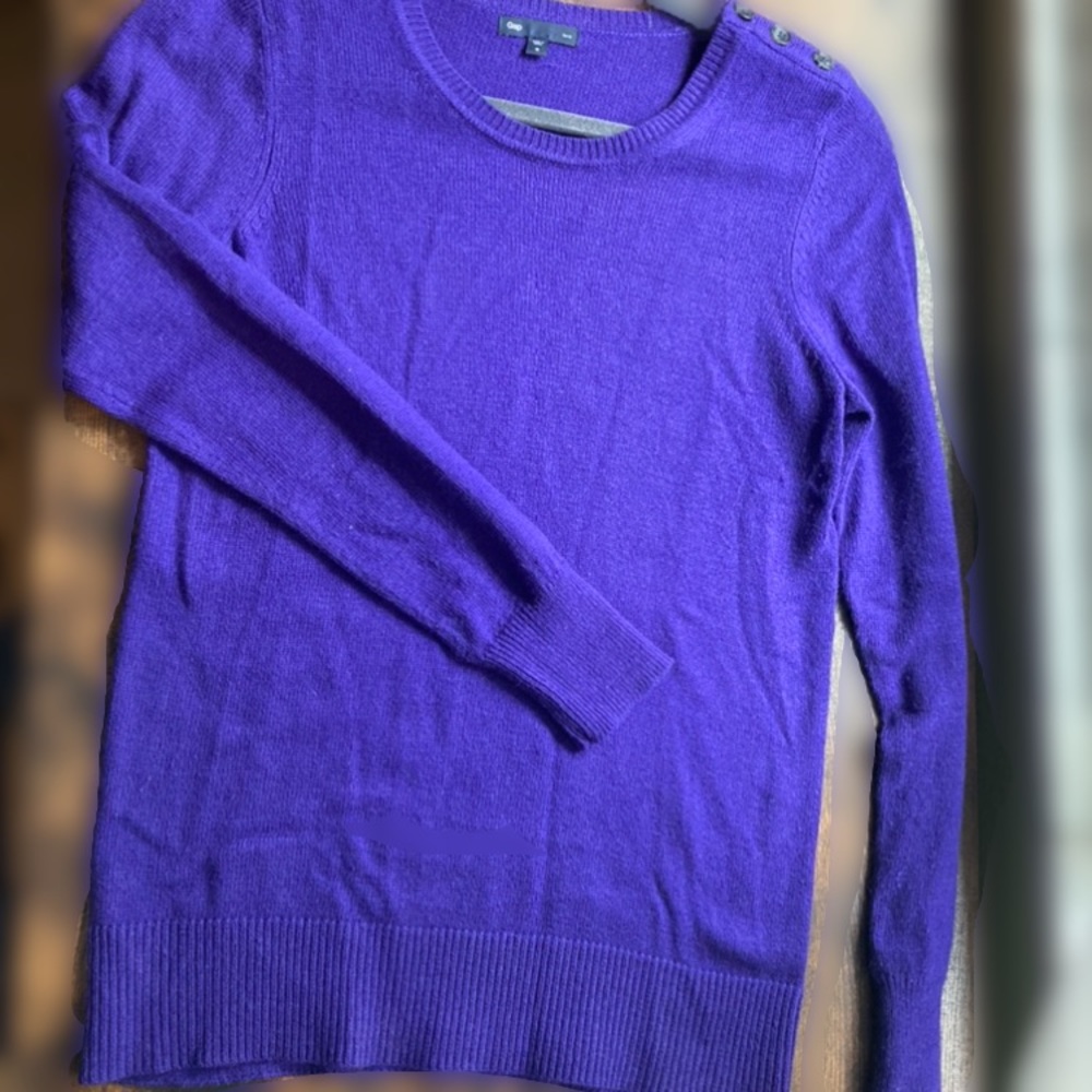 Gap sweater with buttons